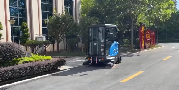 迎接夏天，容恩掃地車助您戶外清涼作業(yè)