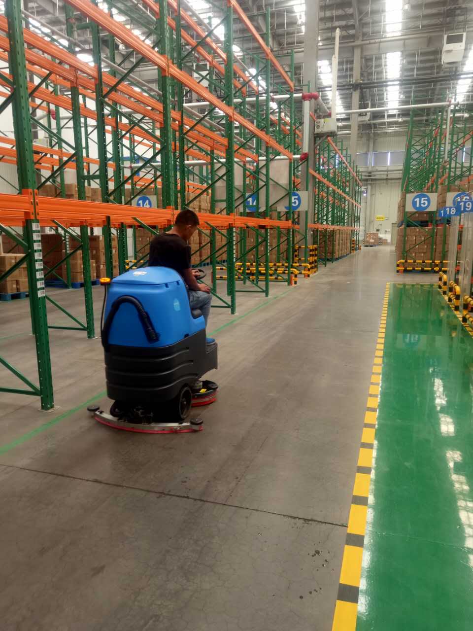 類似于工廠、超市等大面積地面做保潔用容恩洗地機(jī)不僅減輕勞動(dòng)還可以節(jié)約成本