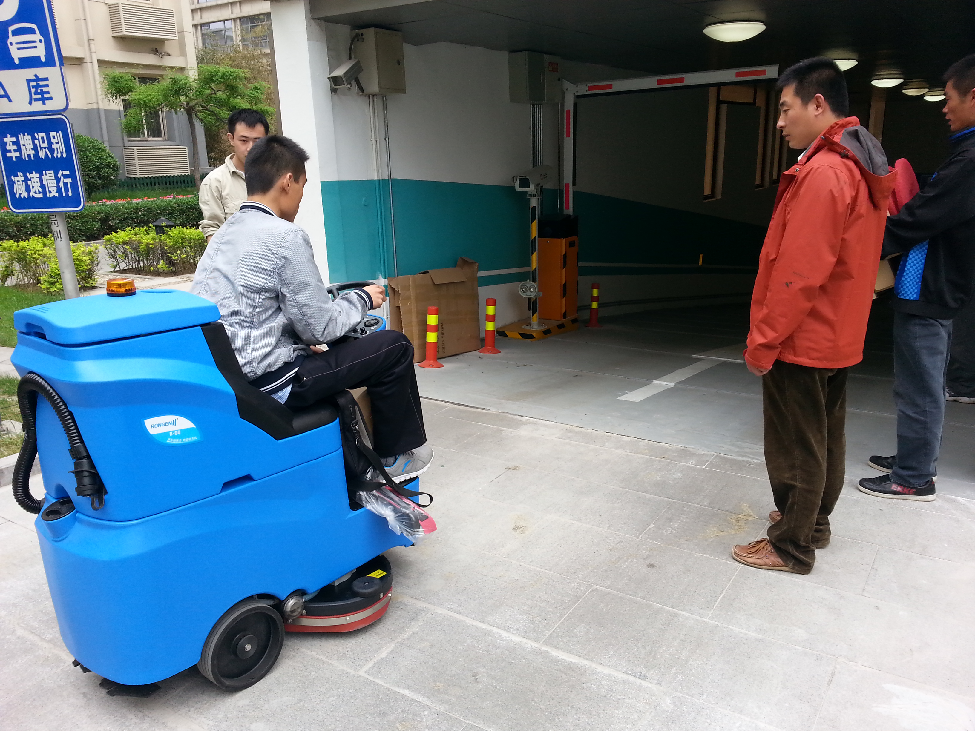 大型地下停車場用什么洗地機(jī)比較好？