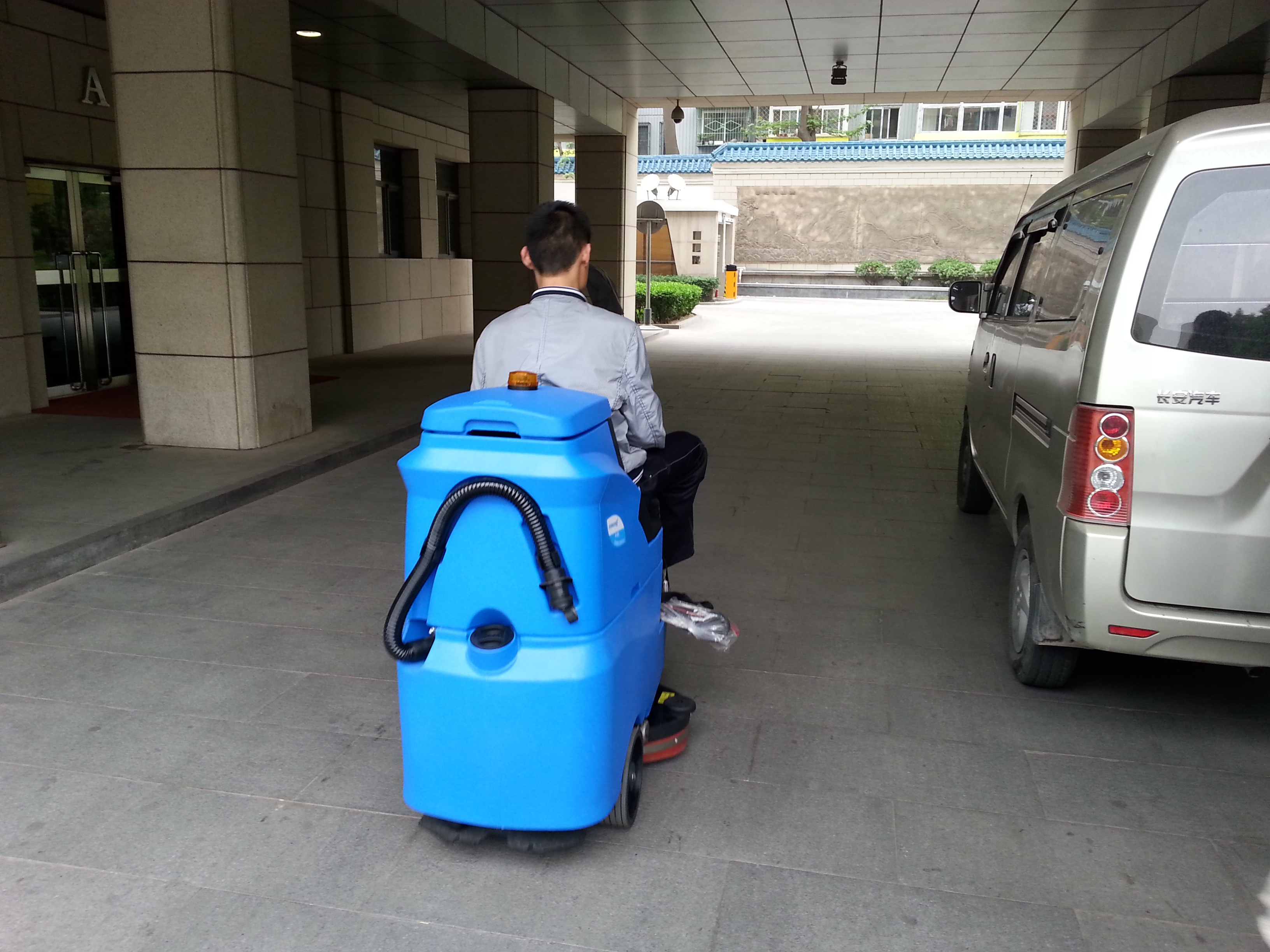 水泥、環(huán)氧等粗糙地面油污該怎么處理？能用洗地機(jī)保潔嗎？
