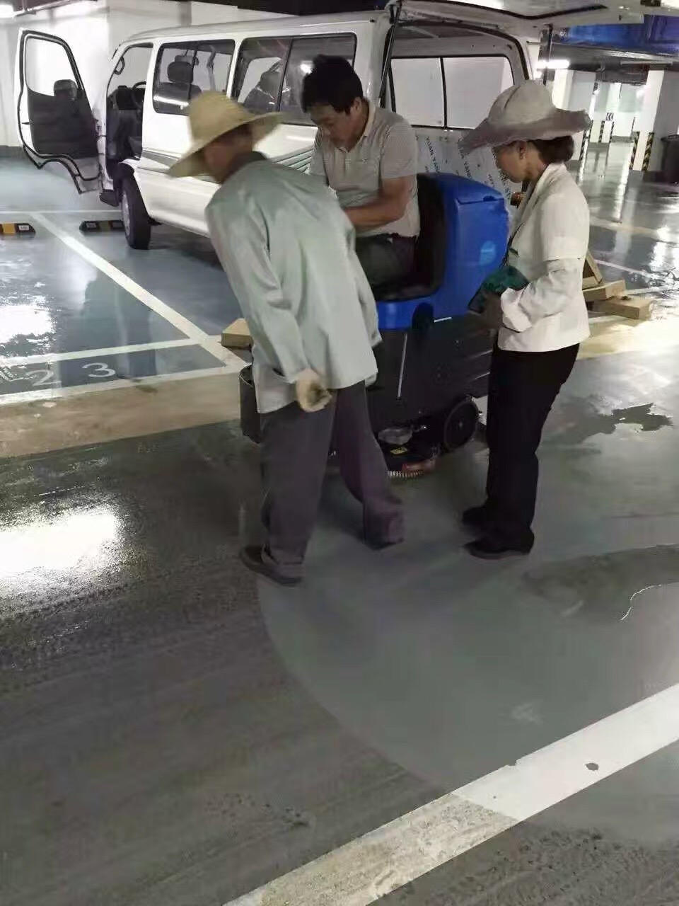 高效清潔地面的秘方---洗地機(jī)，一般人我不告訴他
