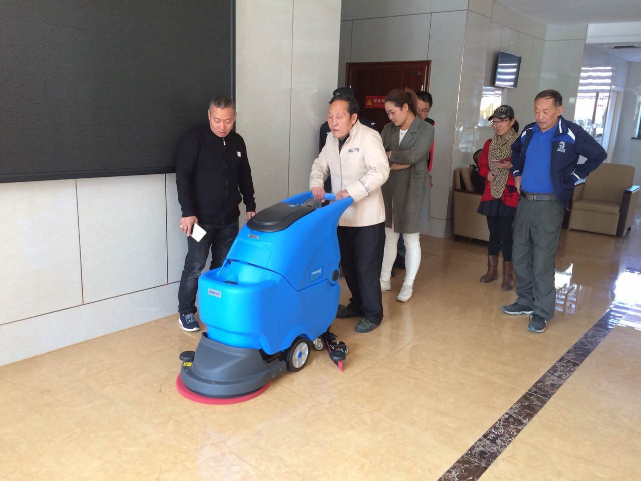 大理石地面用手推式洗地機效果會更好