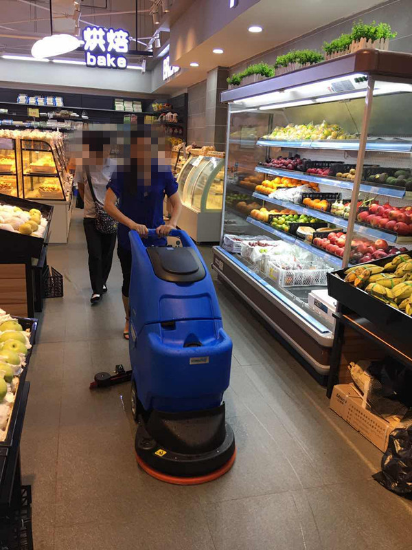 超市地面清洗為什么要用洗地機？