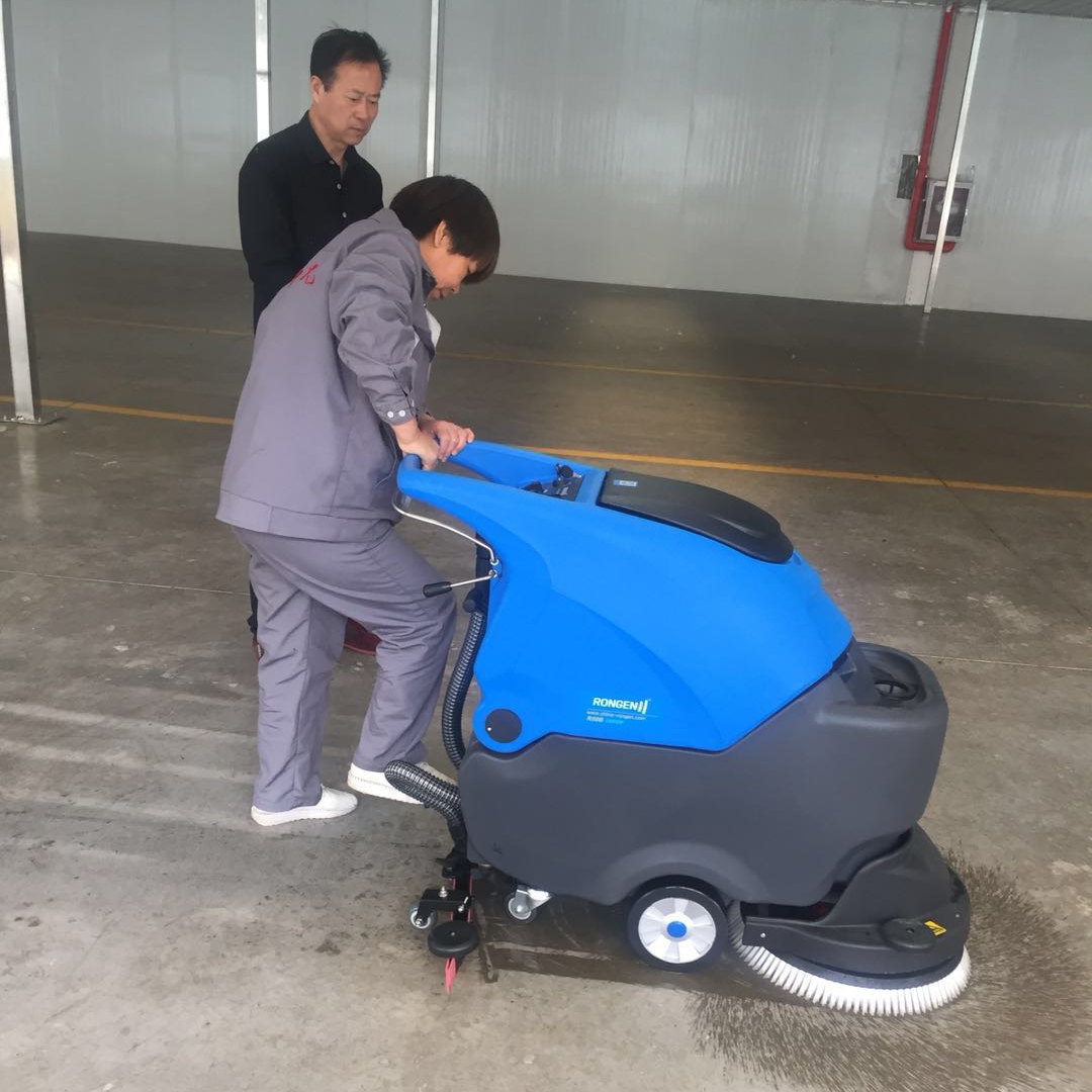 對(duì)于水泥地面的清潔，洗地機(jī)也能游刃有余