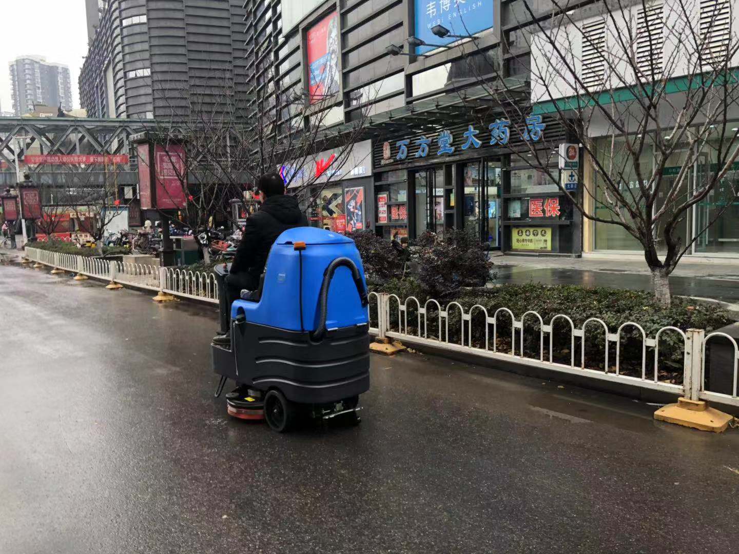 容恩駕駛式洗地車——環(huán)衛(wèi)工人的守護(hù)神！