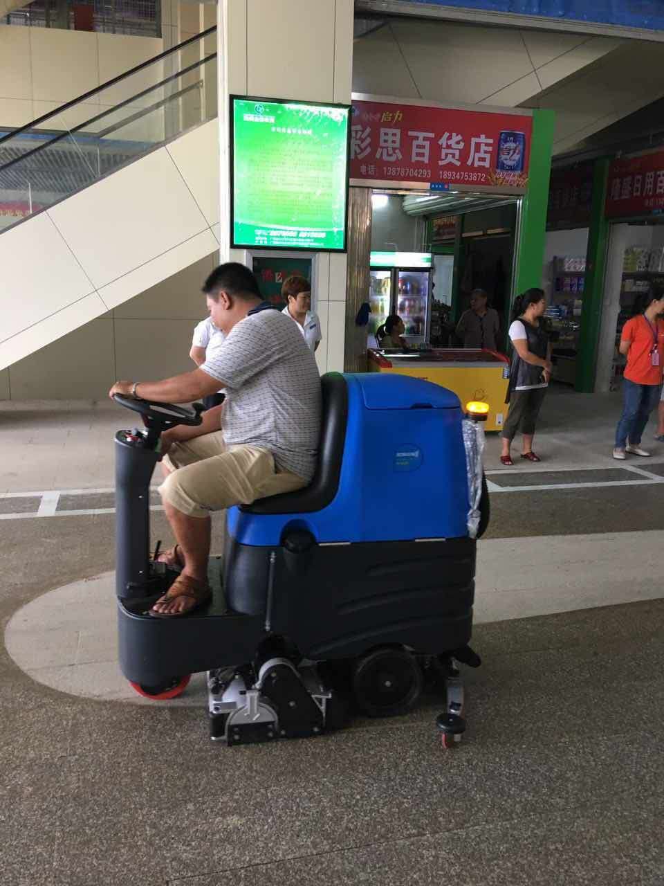 企業(yè)使用電動(dòng)駕駛式掃地車(chē)、清潔地面真的 省力、省錢(qián)、又省心