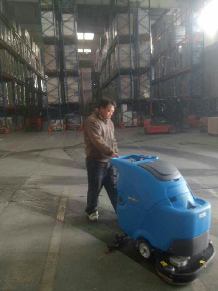 車(chē)間用全自動(dòng)洗地機(jī)和半自動(dòng)洗地機(jī)有什么區(qū)別