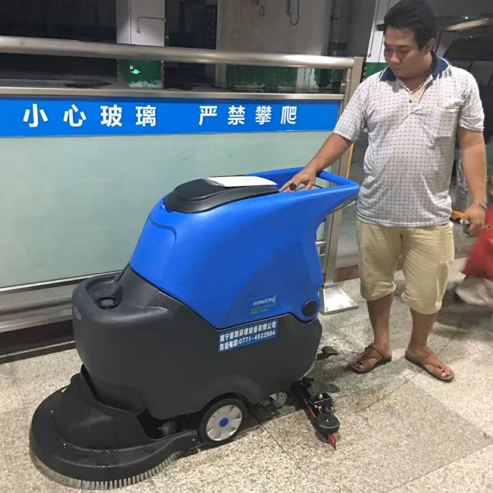 全自動(dòng)洗地機(jī)生產(chǎn)廠家實(shí)力源自哪里？