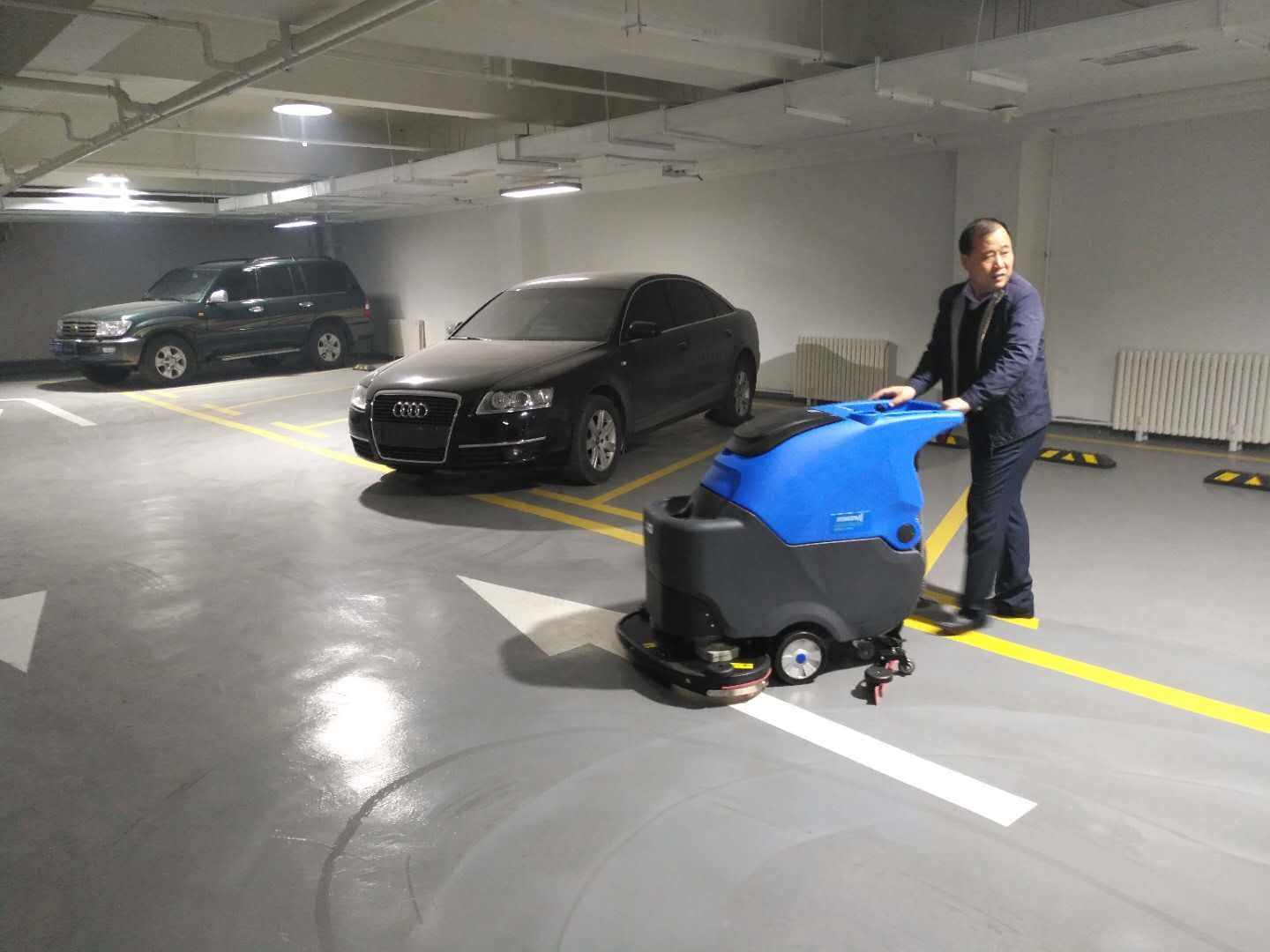 你知道商場手推式全自動洗地機優(yōu)勢在哪?