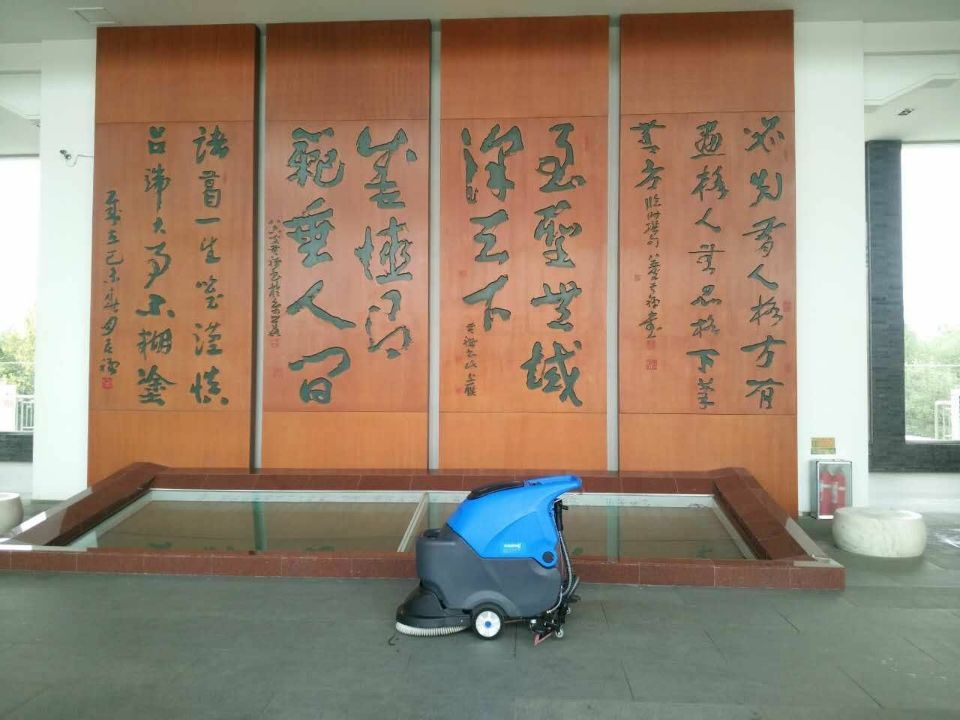 酒店全自動洗地機(jī)如何保養(yǎng)方法