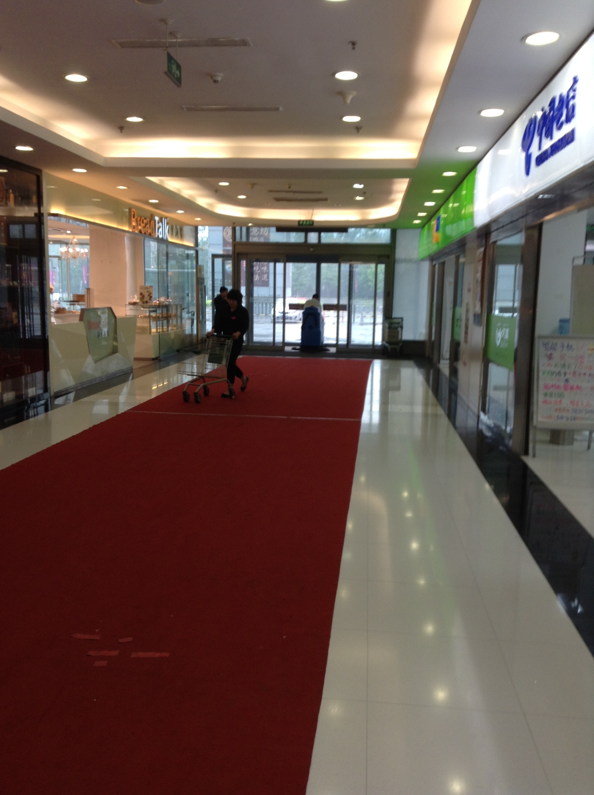 步行街地面用洗地機(jī)清洗的注意事項