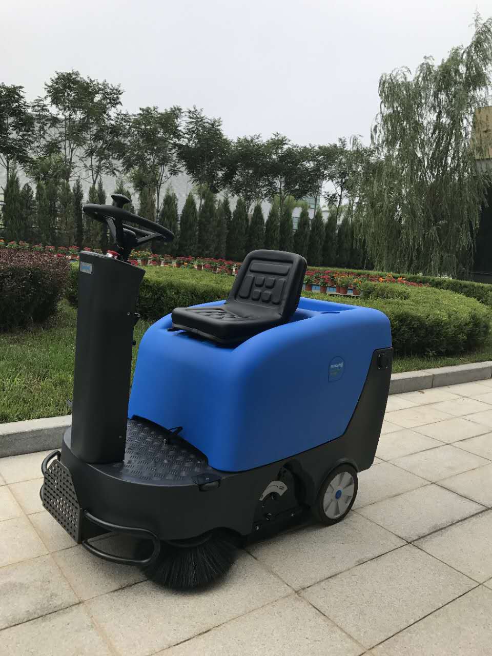 什么類(lèi)型的掃地機(jī)適合大型廠(chǎng)房使用？