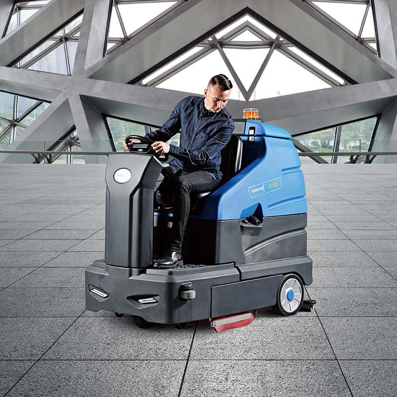 工廠(chǎng)車(chē)間使用駕駛式洗地機(jī)特點(diǎn)