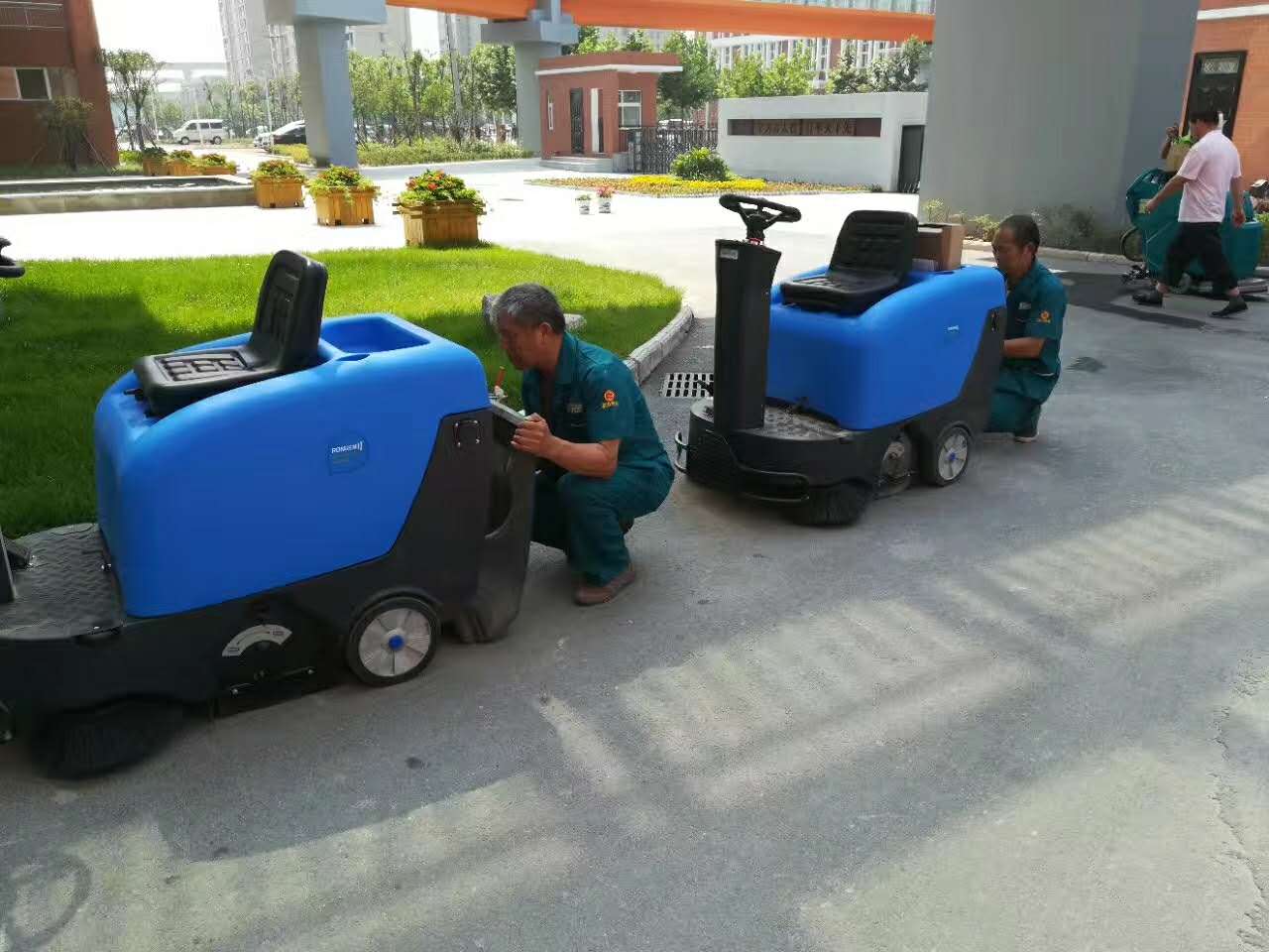 什么類型的掃地機(jī)適合大型廠房使用？