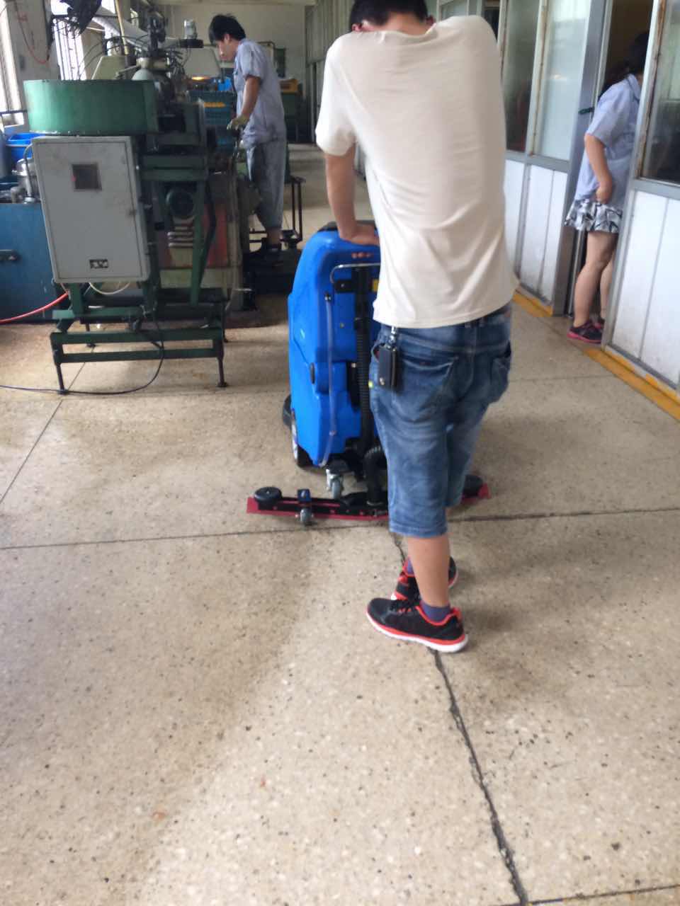 工業(yè)用的全自動(dòng)洗地機(jī)去哪買(mǎi)? 除了容恩清潔設(shè)備還有誰(shuí)？