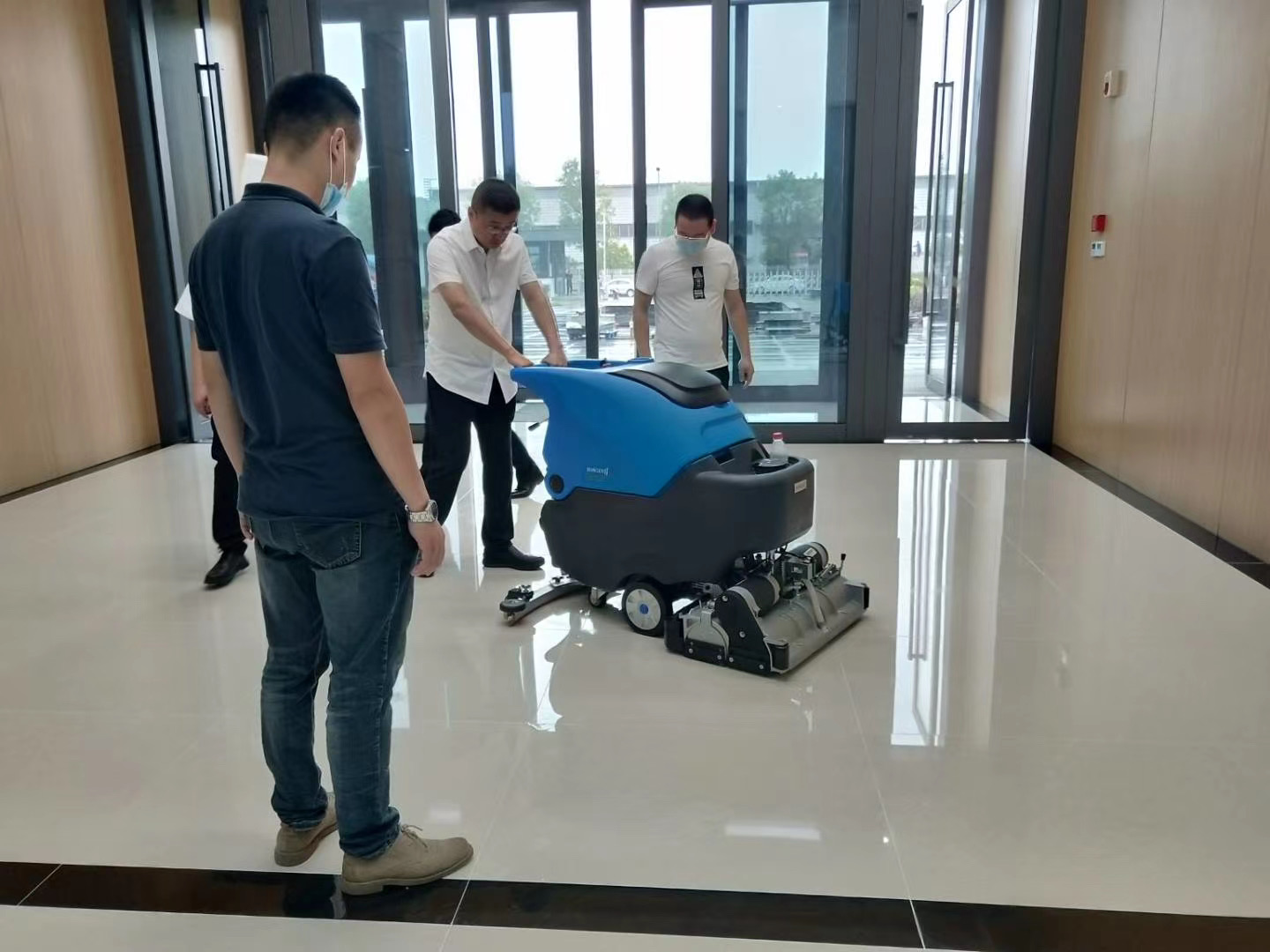 酒店地面清潔用手推洗地機，干凈高效
